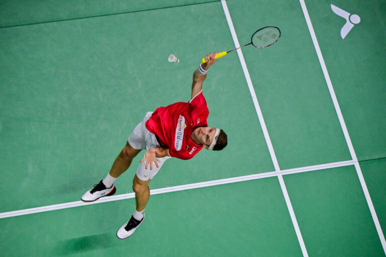 Shaky Axelsen survives badminton nail-biter in Thailand