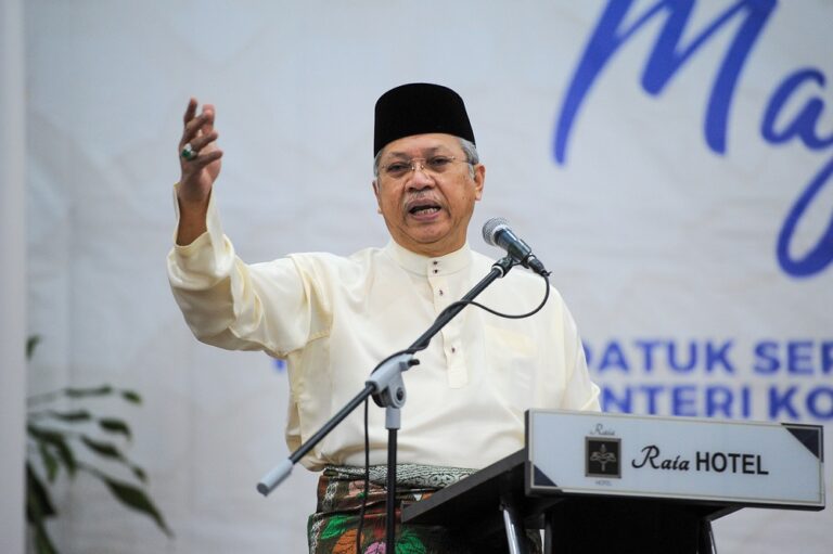 Communications minister: Mainstream media must continue to highlight danger of Covid-19
