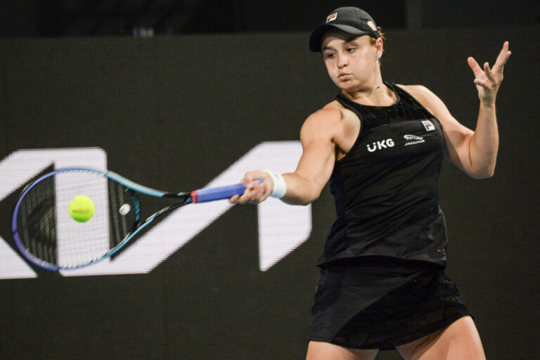 De Villiers hopes grass is greener for golf team-mate Barty