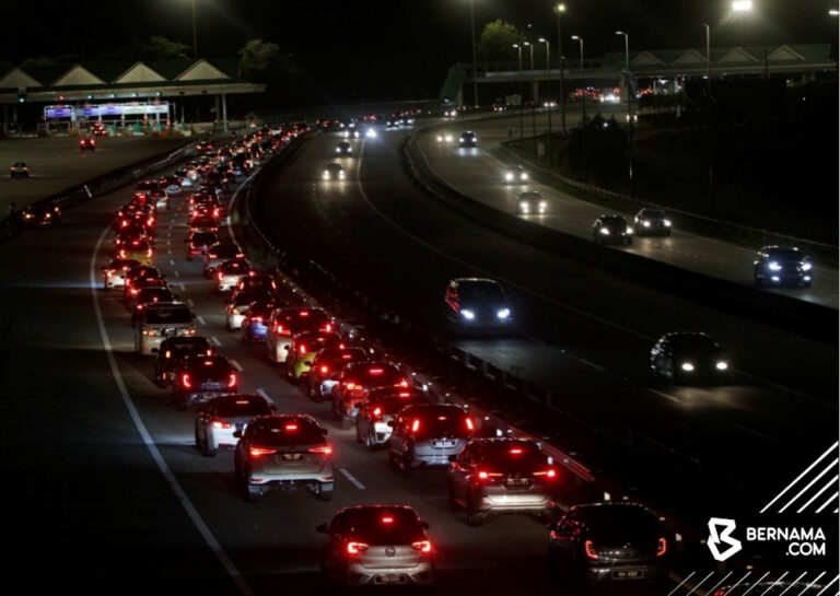 Malaysian Highway Authority: Major roads leading to Klang Valley still jammed with traffic