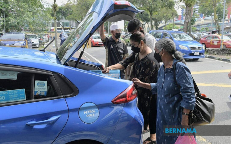 Johor Baru-Singapore taxis back in full swing, taxi drivers say