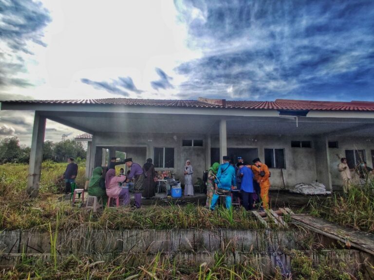 In Kuching, house buyers host Aidilfitri gathering at abandoned Borneo Semariang Garden project