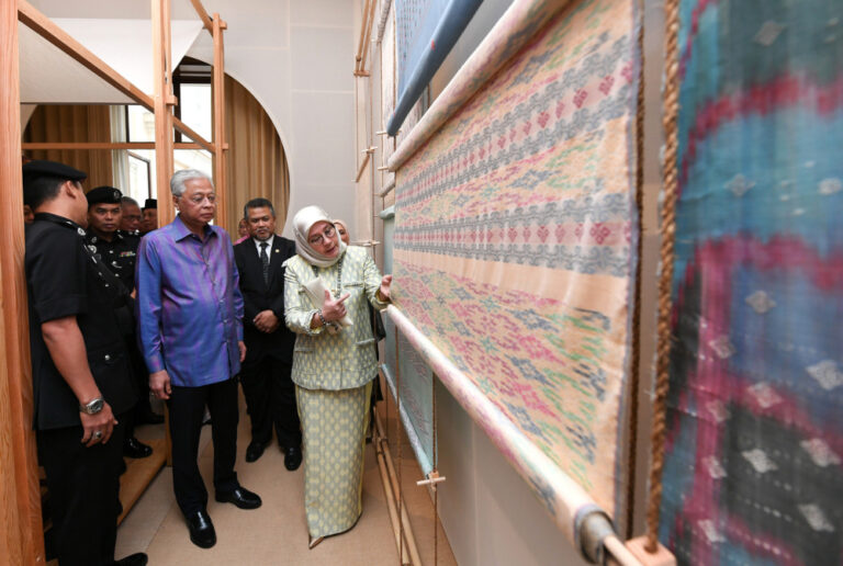 In London, PM says national textile industry has huge potential