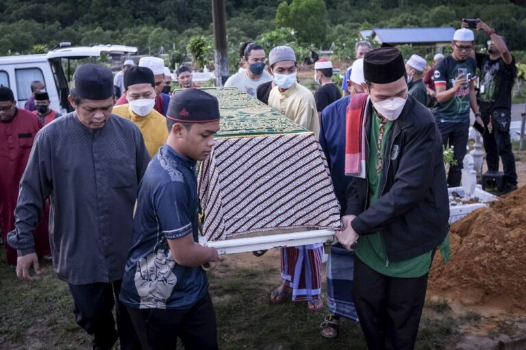 PM Ismail Sabri gives personal contributions to families of three North-South Expressway crash victims
