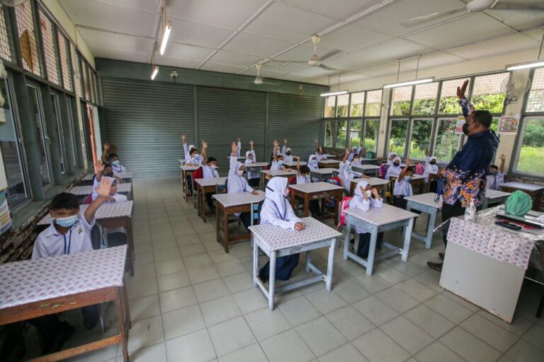 Survey: Malaysian students have mixed feelings, but ‘generally comfortable’ to begin physical classes again