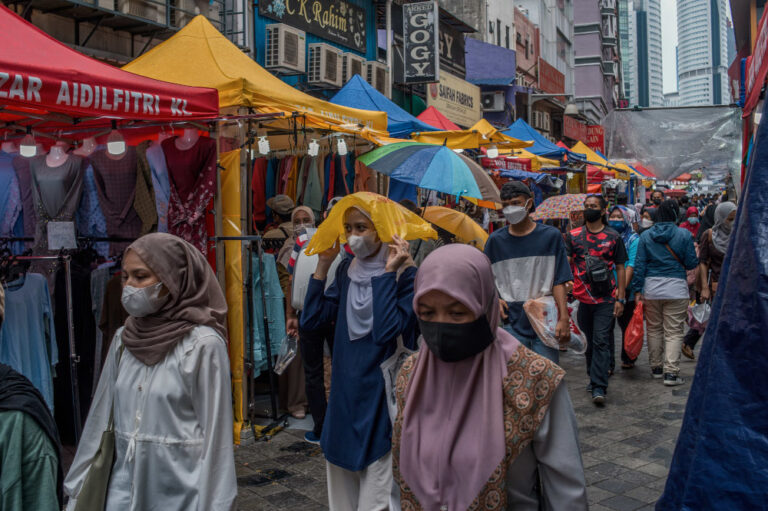 Covid-19 SOP relaxation: Sarawakians continue to wear face masks