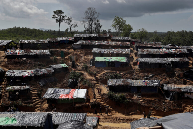 Bangladesh detains 450 Rohingya celebrating Eid on beach