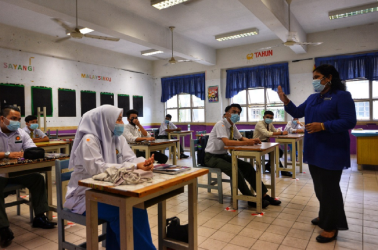 Senior education minister: Teachers need to be icons to students