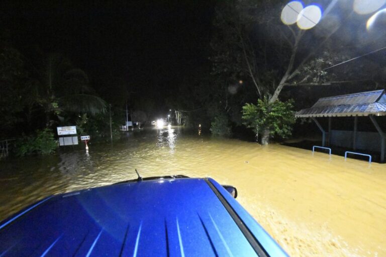 Hundreds of houses in Kuala Kedah hit by flash floods, says Kedah Fire and Rescue Dept