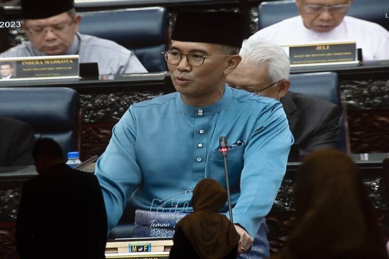 Budget 2023: Putrajaya expands school aid to all households with RM825m