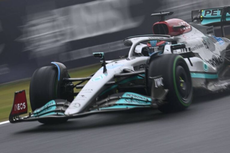Mercedes pair edge Verstappen in wet Japanese GP second practice