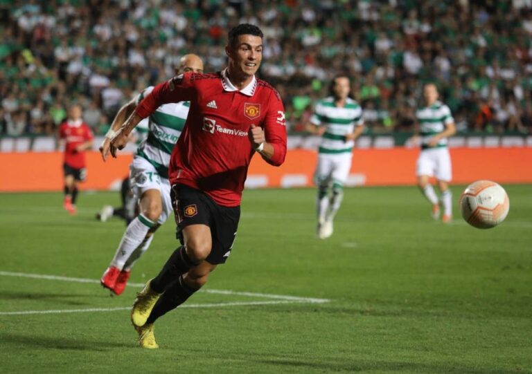 Rooney urges out-of-favour United forward Ronaldo to stay patient