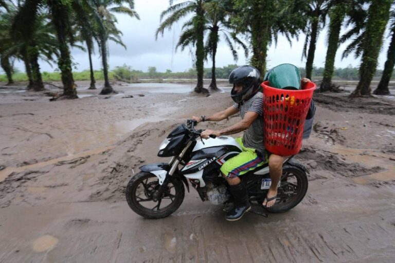 Julia becomes hurricane as it closes in on Central America