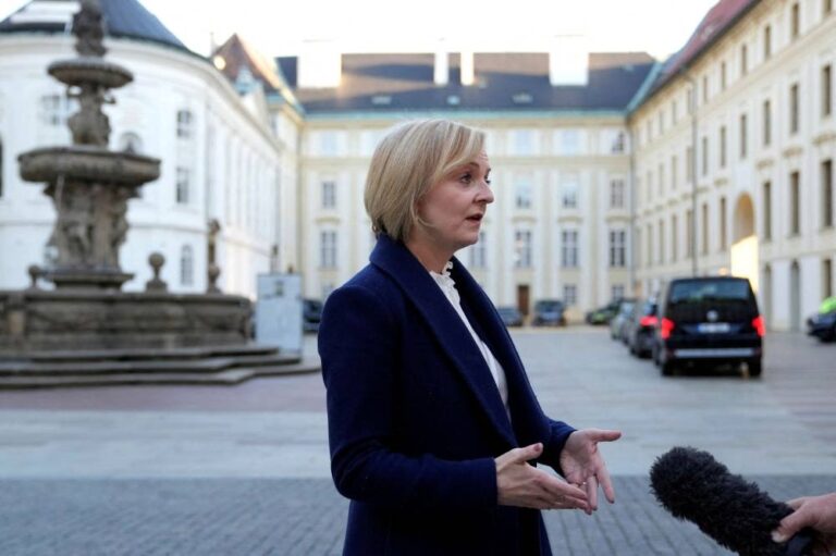 UK senior ministers urge Conservatives to unite behind PM Truss