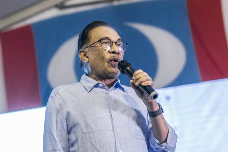 Early poll will destabilise country and scare away investors, Anwar warns BN