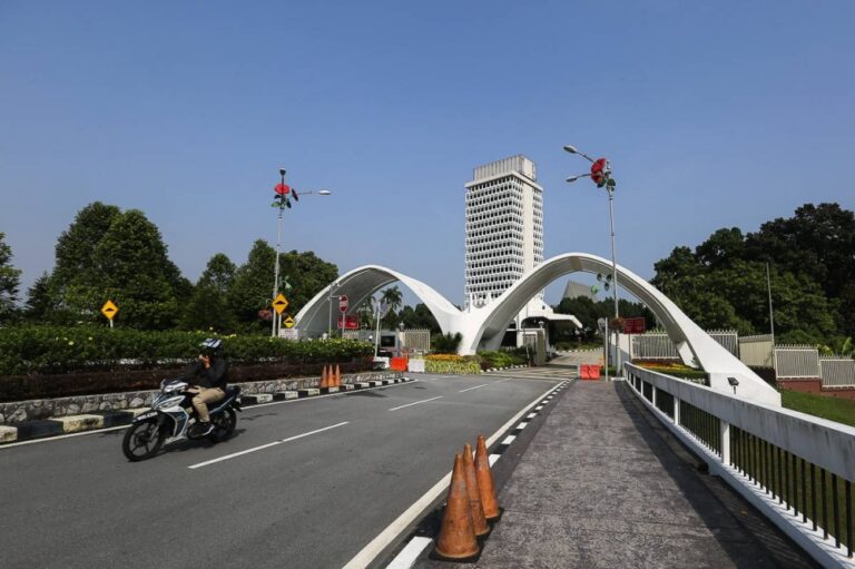 Dissolution of Parliament: Caretaker govt to administer, say constitutional experts