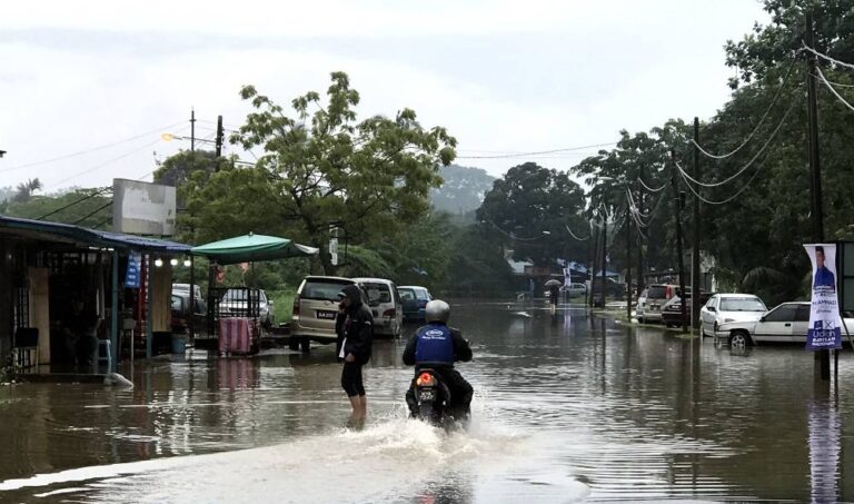 GE15: Candidates in Selangor postpone campaigning to visit flood victims in Klang, Shah Alam