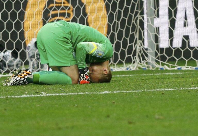 Cillessen surprise omission as Van Gaal names Dutch squad