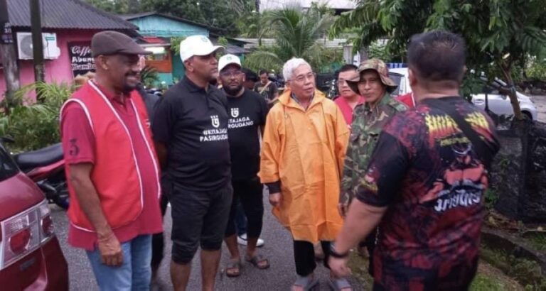 Rival Pasir Gudang hopefuls join hands to help Johor villagers hit by flash floods