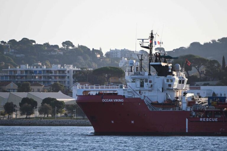 Ship leaves French post after disembarking migrants