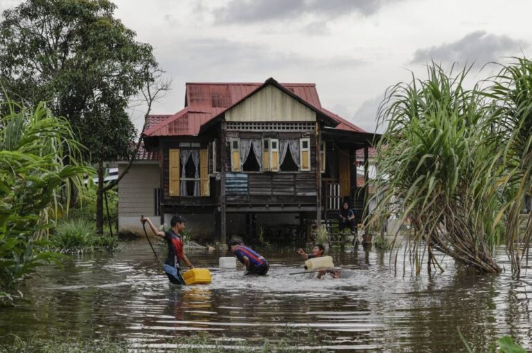 Number of flood evacuees in four states continues to rise; drop in Selangor