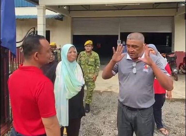 GE15: Maszlee chased out from campaigning at community hall in Simpang Renggam (Video)