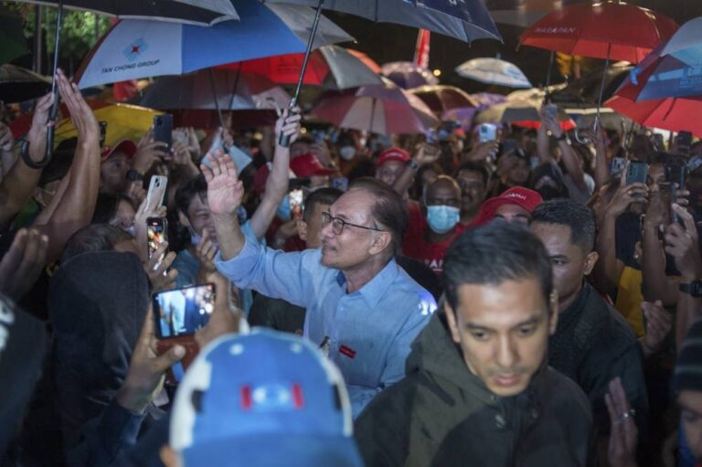 Bidding to be PM10, Anwar draws 3,000-strong crowd to Pakatan’s Perak rally on working day