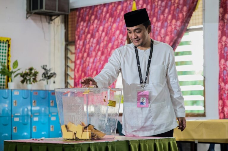 Onn Hafiz votes early in Simpang Renggam, urges Johoreans to turn out