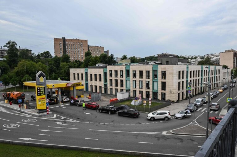 Russians urged to work from home amid fuel crisis