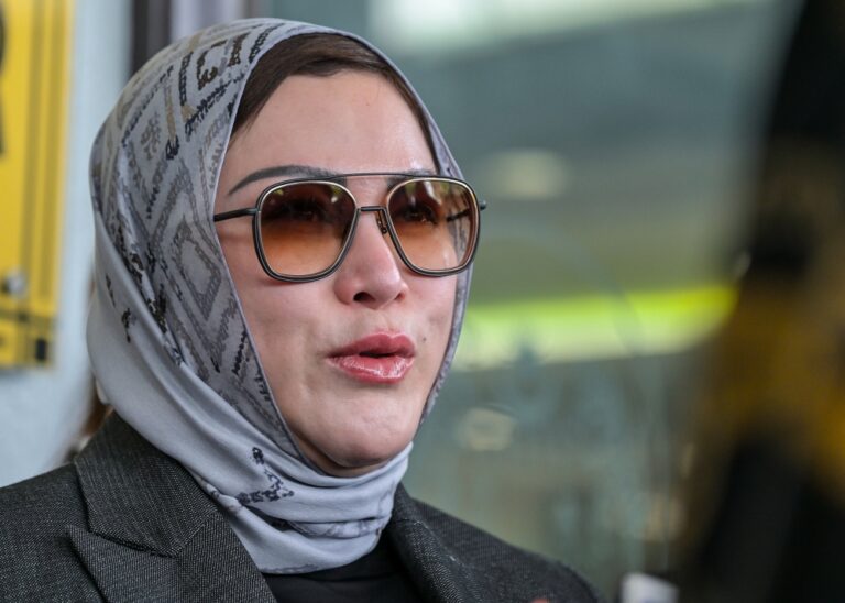 Zizie Izette weeps recalling late husband Bung Moktar as verdict delivered in court