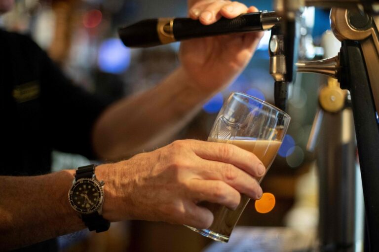 Australia pub manager loses licence after patron’s 21‑drink boozy binge and street collapse