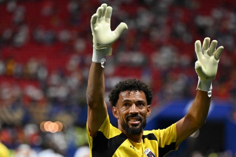 Cape Verde goalkeeper Vozinha swaps World Cup spotlight for Chile challenge