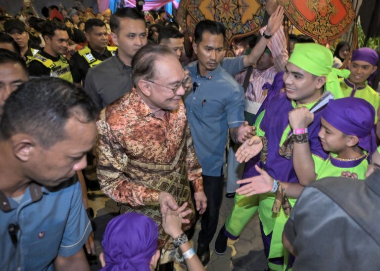 PM Anwar demands swift action on Felda initiatives amid settler frustration