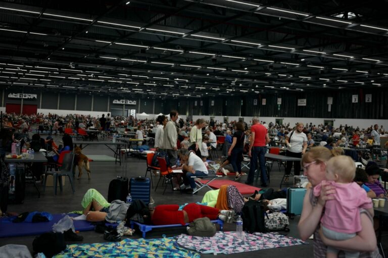 Thousands pack shelters as wildfires trigger 300,000‑strong evacuation in France and Spain