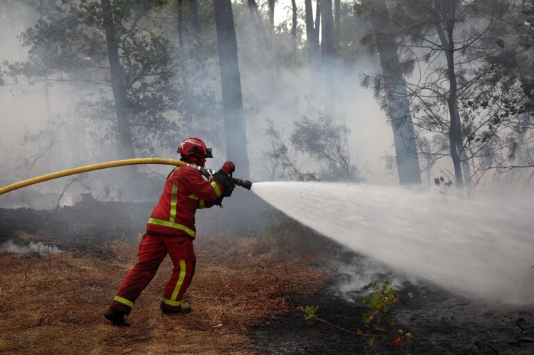 France’s wildfire front ‘very unfavourable’, interior minister warns as blazes threaten Unesco‑listed Bordeaux
