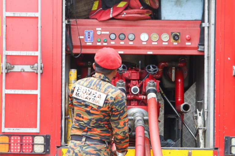 Fire breaks out at hilly forest area in Bandar Puncak Alam