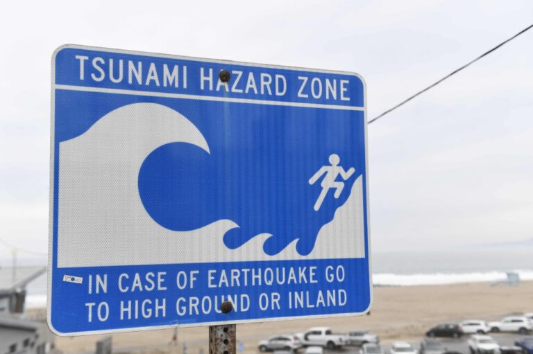 Japan lifts tsunami alert after 7.1 quake, meteorological agency says