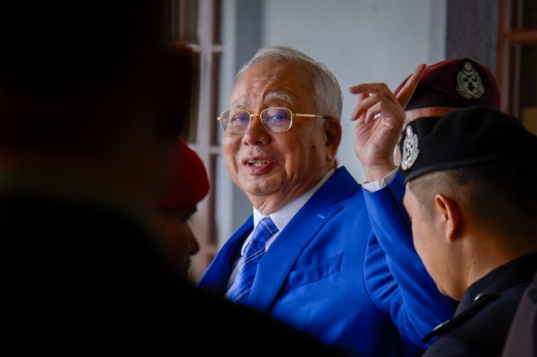 Heart op recovery keeps Najib from court in bid to revive suit against ex-AG Thomas, but majority grants delay — with a warning