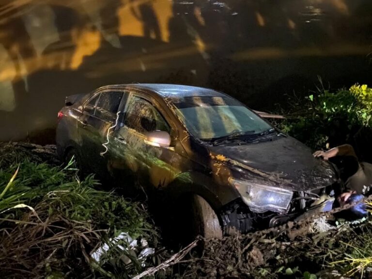 Public rushes to rescue three after car reverses into Padas River in Beaufort