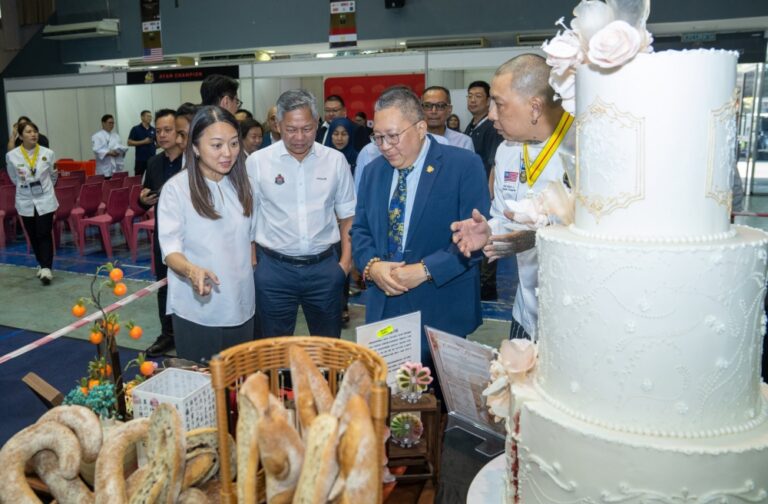 Hannah Yeoh, KL mayor sample Kuching’s culinary scene