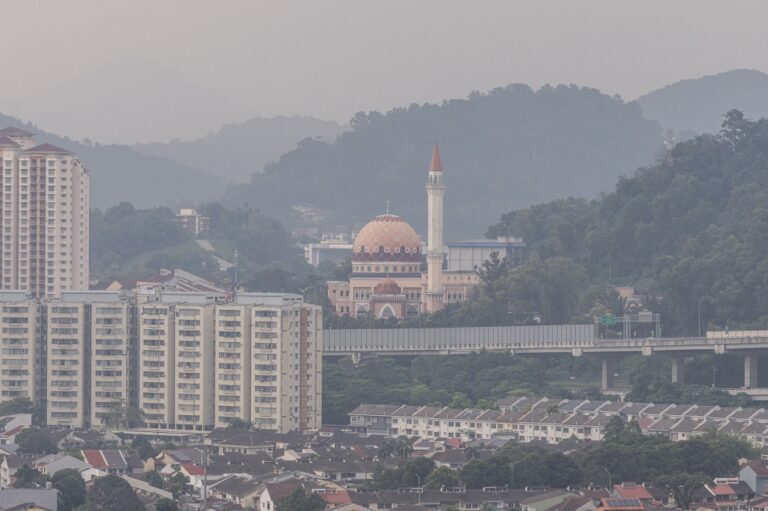 Serian has Malaysia’s worst air quality with API at 183, Kuching and Samarahan tie at 171 while Cheras chokes in the peninsula