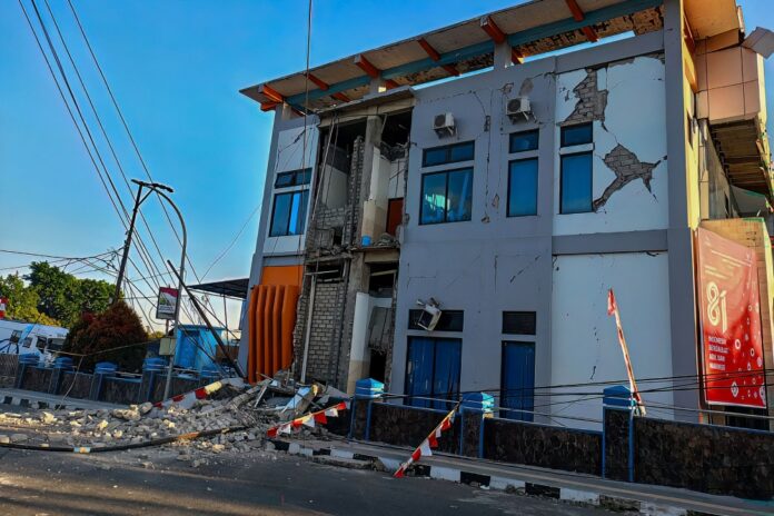 Massive 7.7 quake rocks Indonesia’s East Nusa Tenggara, triggers tsunami warning
