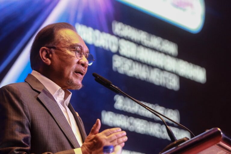Quizzed on China-Taiwan relations, Anwar says he would use force if needed to prevent Malaysia from breaking up (VIDEO)