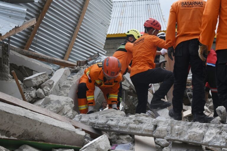 Another 5.2-magnitude quake rattles Flores after deadly Aug 15 tremor