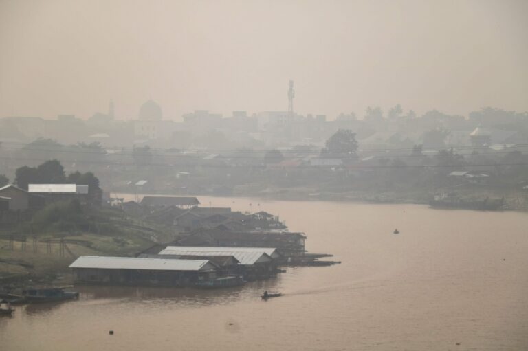 Indonesia deploys hundreds of troops to fight Borneo fires