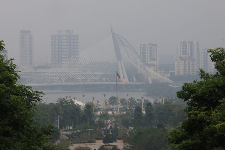 Haze persists across Malaysia as 17 stations record unhealthy air quality