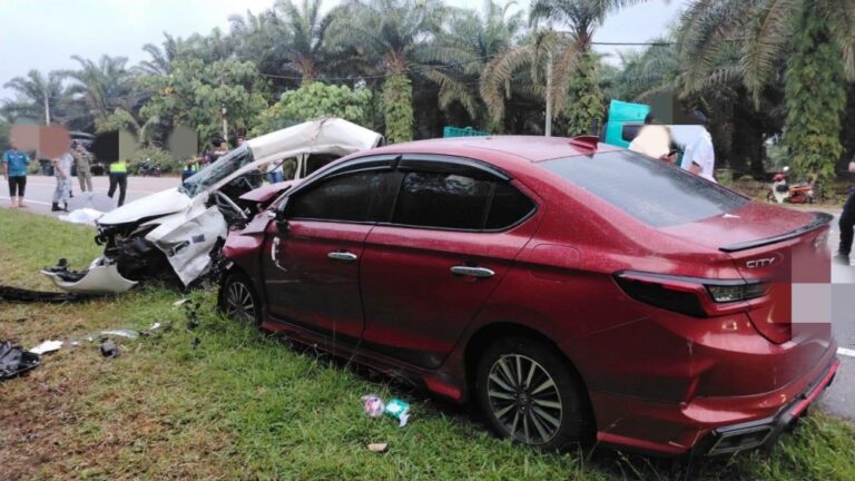 Three die after Toyota Vios and Honda City collide on JB-Mersing road