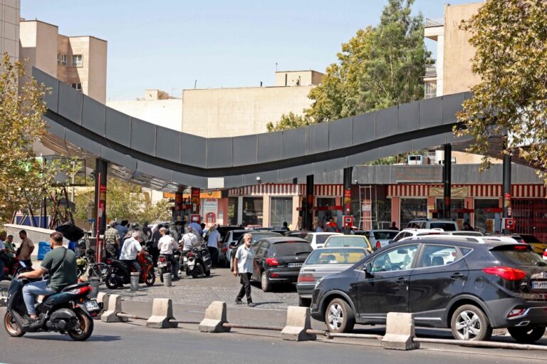 Fresh US sanctions spark petrol queues in Iran