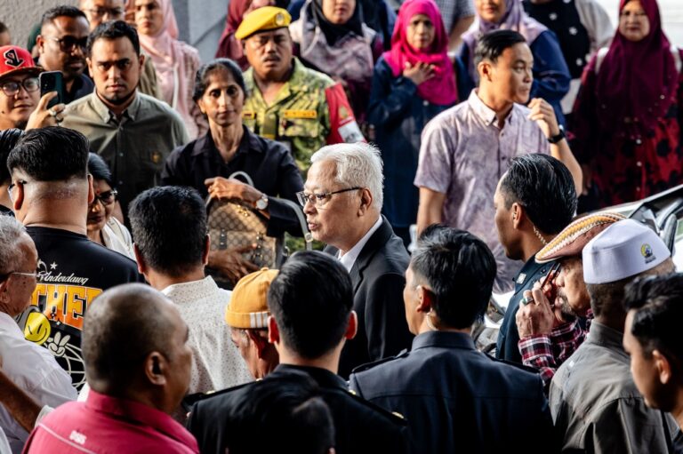 More than 80 Ismail Sabri supporters travel three hours from Bera to KL court complex