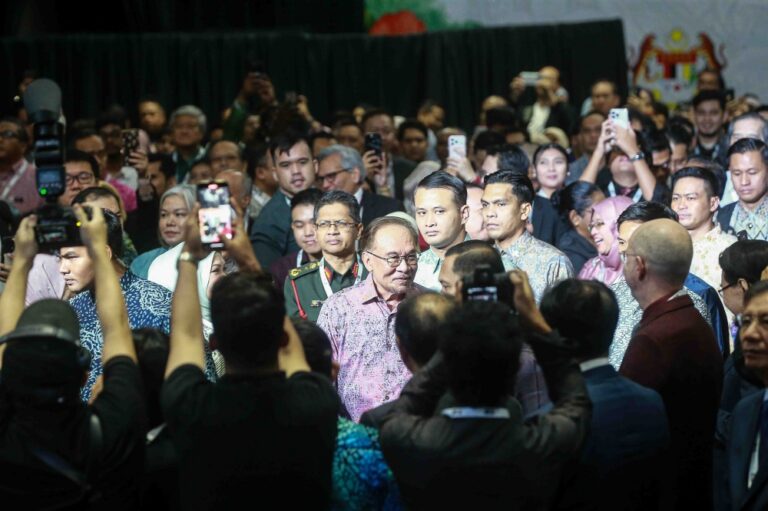 ‘Was there an invitation?’ Anwar questions Azmin’s claim he was invited back to PKR